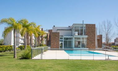 Casa en alquiler anual en Santa Bárbara, 4 dormitorios con 2 playroom, refaccionada