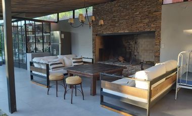 Casa en alquiler anual en Santa Bárbara, 4 dormitorios con 2 playroom, refaccionada