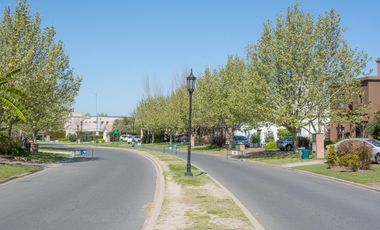 Casa en alquiler anual en Santa Bárbara, 4 dormitorios con 2 playroom, refaccionada
