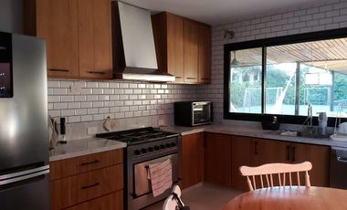 Casa en alquiler anual en Santa Bárbara, 4 dormitorios con 2 playroom, refaccionada