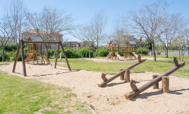 Casa en alquiler anual en Santa Bárbara, 4 dormitorios con 2 playroom, refaccionada