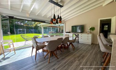 Casa en venta de cuatro ambientes con amplio parque en Abril Club de Campo, Hudson