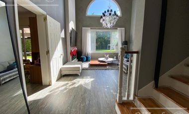 Casa en venta de cuatro ambientes con amplio parque en Abril Club de Campo, Hudson