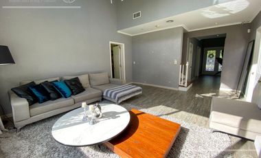 Casa en venta de cuatro ambientes con amplio parque en Abril Club de Campo, Hudson