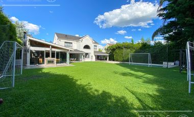 Casa en venta de cuatro ambientes con amplio parque en Abril Club de Campo, Hudson