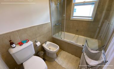 Casa en venta de cuatro ambientes con amplio parque en Abril Club de Campo, Hudson