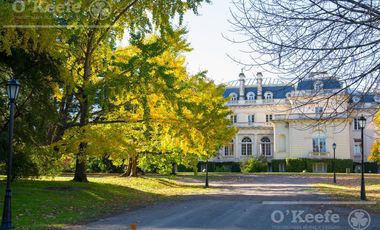 Casa en venta de cuatro ambientes con amplio parque en Abril Club de Campo, Hudson