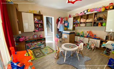 Casa en venta de cuatro ambientes con amplio parque en Abril Club de Campo, Hudson