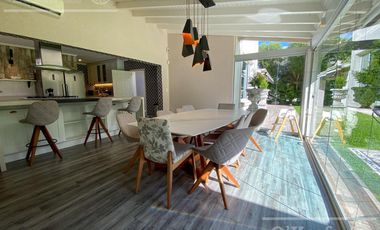 Casa en venta de cuatro ambientes con amplio parque en Abril Club de Campo, Hudson