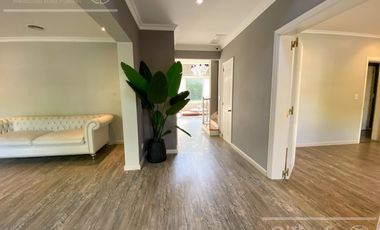 Casa en venta de cuatro ambientes con amplio parque en Abril Club de Campo, Hudson