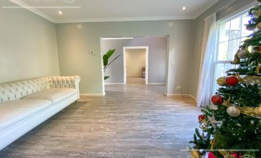 Casa en venta de cuatro ambientes con amplio parque en Abril Club de Campo, Hudson