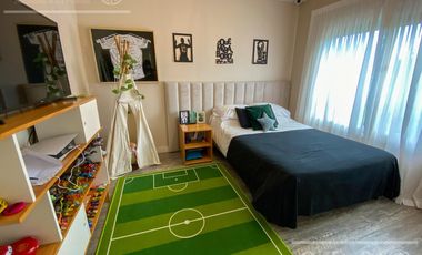 Casa en venta de cuatro ambientes con amplio parque en Abril Club de Campo, Hudson