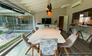 Casa en venta de cuatro ambientes con amplio parque en Abril Club de Campo, Hudson