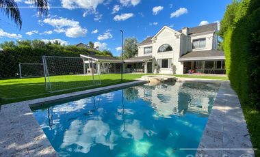 Casa en venta de cuatro ambientes con amplio parque en Abril Club de Campo, Hudson