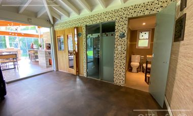 Casa en venta de cuatro ambientes con amplio parque en Abril Club de Campo, Hudson