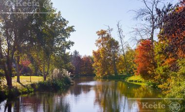 Casa en venta de cuatro ambientes con amplio parque en Abril Club de Campo, Hudson