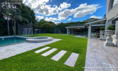 Casa en venta de cuatro ambientes con amplio parque en Abril Club de Campo, Hudson