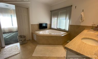 Casa en venta de cuatro ambientes con amplio parque en Abril Club de Campo, Hudson