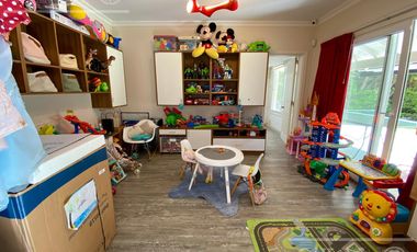 Casa en venta de cuatro ambientes con amplio parque en Abril Club de Campo, Hudson