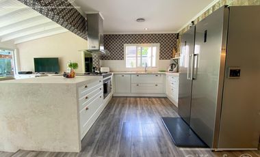 Casa en venta de cuatro ambientes con amplio parque en Abril Club de Campo, Hudson