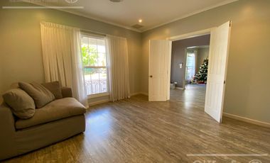 Casa en venta de cuatro ambientes con amplio parque en Abril Club de Campo, Hudson