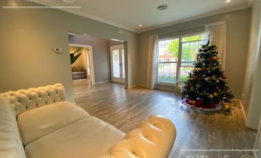 Casa en venta de cuatro ambientes con amplio parque en Abril Club de Campo, Hudson