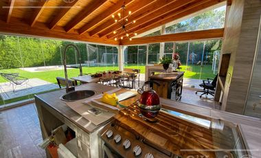 Casa en venta de cuatro ambientes con amplio parque en Abril Club de Campo, Hudson