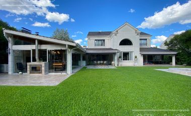 Casa en venta de cuatro ambientes con amplio parque en Abril Club de Campo, Hudson