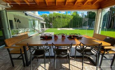 Casa en venta de cuatro ambientes con amplio parque en Abril Club de Campo, Hudson