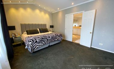 Casa en venta de cuatro ambientes con amplio parque en Abril Club de Campo, Hudson