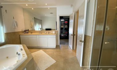 Casa en venta de cuatro ambientes con amplio parque en Abril Club de Campo, Hudson