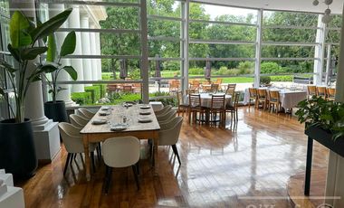 Casa en venta de cuatro ambientes con amplio parque en Abril Club de Campo, Hudson