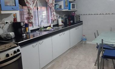 Casa en Venta con quincho o sitio comercial - Wilde - Avellaneda