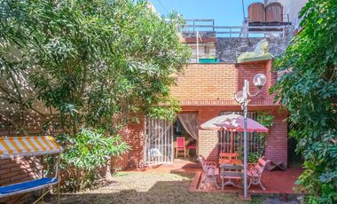 Casa 7 ambientes-5 dormitorios-Quincho-Cochera-Patio-Balcón terraza-Dependencia (Velez Sarsfield)