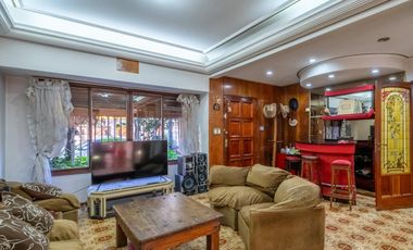 Casa 7 ambientes-5 dormitorios-Quincho-Cochera-Patio-Balcón terraza-Dependencia (Velez Sarsfield)