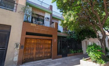 Casa 7 ambientes-5 dormitorios-Quincho-Cochera-Patio-Balcón terraza-Dependencia (Velez Sarsfield)