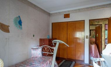 Casa 7 ambientes-5 dormitorios-Quincho-Cochera-Patio-Balcón terraza-Dependencia (Velez Sarsfield)