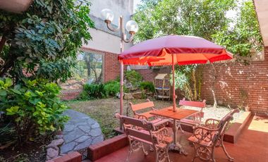 Casa 7 ambientes-5 dormitorios-Quincho-Cochera-Patio-Balcón terraza-Dependencia (Velez Sarsfield)