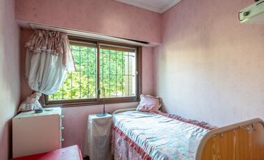 Casa 7 ambientes-5 dormitorios-Quincho-Cochera-Patio-Balcón terraza-Dependencia (Velez Sarsfield)