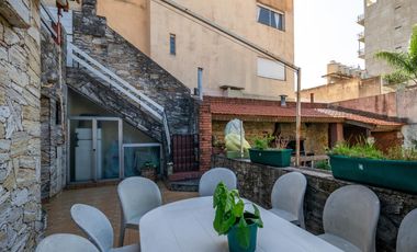 Casa 7 ambientes-5 dormitorios-Quincho-Cochera-Patio-Balcón terraza-Dependencia (Velez Sarsfield)