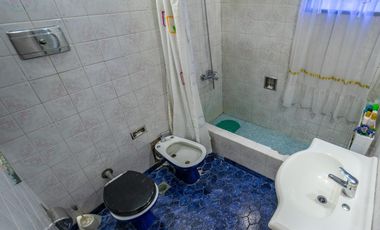 Casa 7 ambientes-5 dormitorios-Quincho-Cochera-Patio-Balcón terraza-Dependencia (Velez Sarsfield)