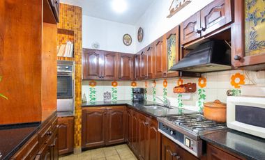 Casa 7 ambientes-5 dormitorios-Quincho-Cochera-Patio-Balcón terraza-Dependencia (Velez Sarsfield)