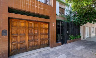 Casa 7 ambientes-5 dormitorios-Quincho-Cochera-Patio-Balcón terraza-Dependencia (Velez Sarsfield)