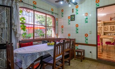 Casa 7 ambientes-5 dormitorios-Quincho-Cochera-Patio-Balcón terraza-Dependencia (Velez Sarsfield)