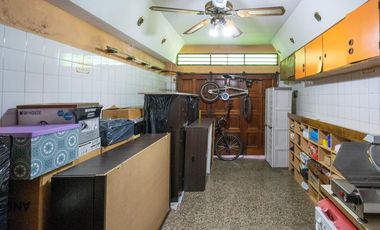 Casa 7 ambientes-5 dormitorios-Quincho-Cochera-Patio-Balcón terraza-Dependencia (Velez Sarsfield)