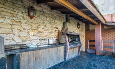 Casa 7 ambientes-5 dormitorios-Quincho-Cochera-Patio-Balcón terraza-Dependencia (Velez Sarsfield)