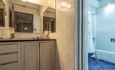 Casa 7 ambientes-5 dormitorios-Quincho-Cochera-Patio-Balcón terraza-Dependencia (Velez Sarsfield)