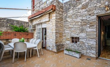 Casa 7 ambientes-5 dormitorios-Quincho-Cochera-Patio-Balcón terraza-Dependencia (Velez Sarsfield)