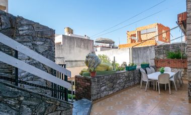 Casa 7 ambientes-5 dormitorios-Quincho-Cochera-Patio-Balcón terraza-Dependencia (Velez Sarsfield)