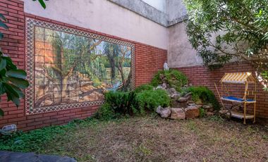 Casa 7 ambientes-5 dormitorios-Quincho-Cochera-Patio-Balcón terraza-Dependencia (Velez Sarsfield)